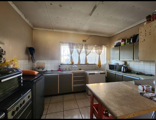 1 BEDROOM FLAT FOR SALE IN VANDERBIJLPARK CE 2